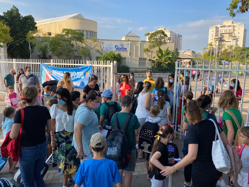 חוזרים ללימודים אחרי חופשת החג. צילום: עופר אשטוקר חוזרים ללימודים אחרי חופשת החג. צילום: עופר אשטוקר