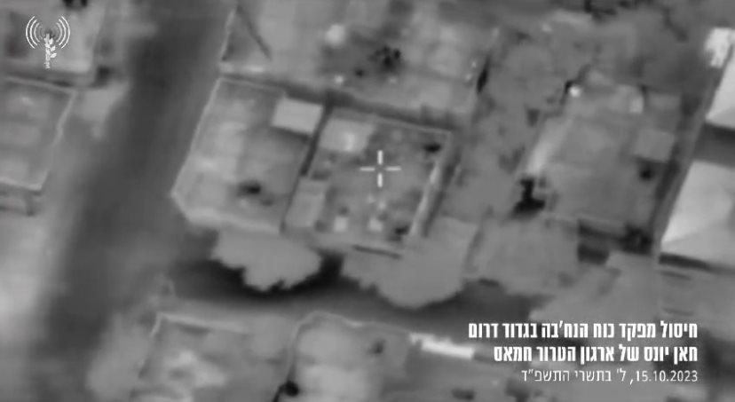 רגע לפני פיצוץ הבית בו שהה המחבל חייל האדם רגע לפני פיצוץ הבית בו שהה המחבל חייל האדם