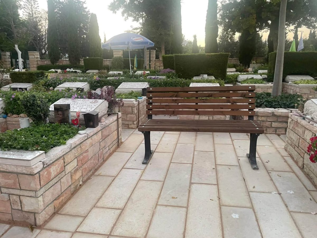 הספסל ליד קברה של לוטם ז"ל לפני שנגנב (מהפייסבוק של האמא)