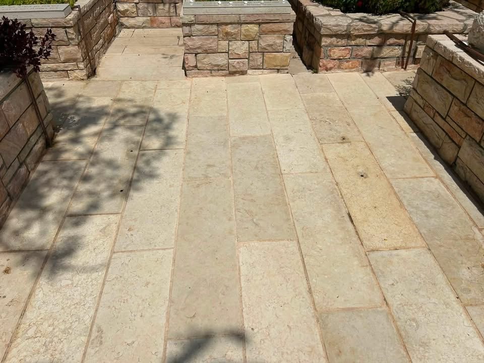 המקום בו היה הספסל שנגנב (מהפייסבוק של האמא)