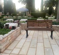 הספסל ליד קברה של לוטם ז"ל לפני שנגנב (מהפייסבוק של האמא)