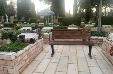 הספסל ליד קברה של לוטם ז"ל לפני שנגנב (מהפייסבוק של האמא)