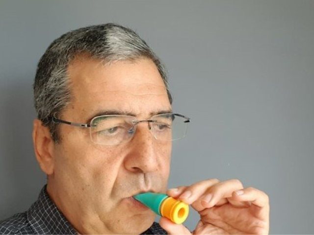 פרופ' גבי סרוסי עם המכשיר