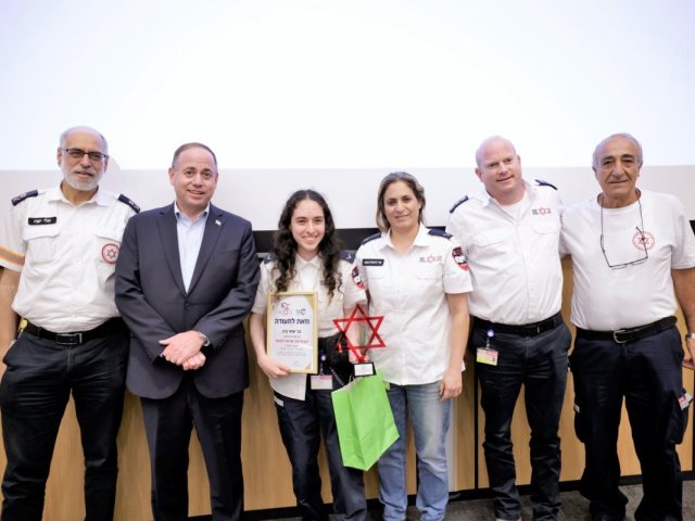 מצטיינת אגף הלוגיסטיקה במד"א שחר ברן תושבת ראשון לציון - צילום דוברות מד"א
