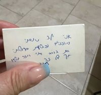 הפתק שהשאיר הילד (התמונה שהעלתה אופרה אסרף בפייסבוק)