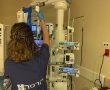 בן שנתיים ובת שנה מחוברים למכונת אקמו בעקבות חצבת